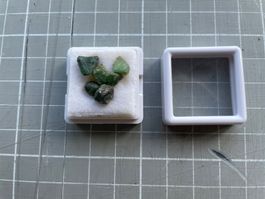 Kleine rohe Smaragd‑Steinchen im Döschen – ca. 5 ct